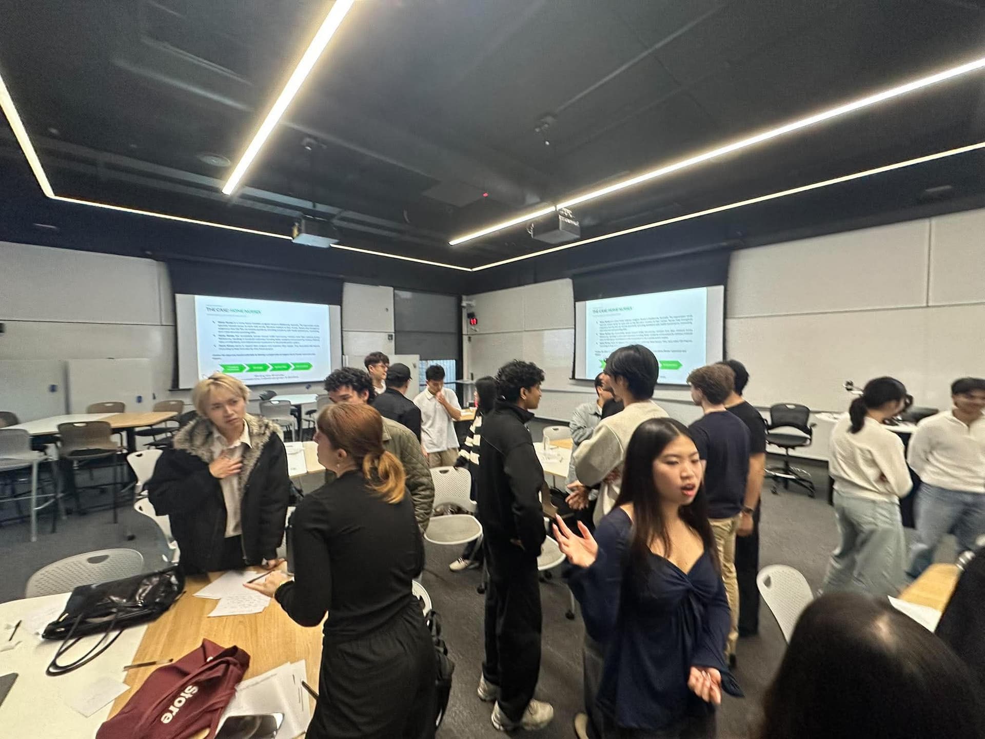 A 180DC UQ training session in a seminar room